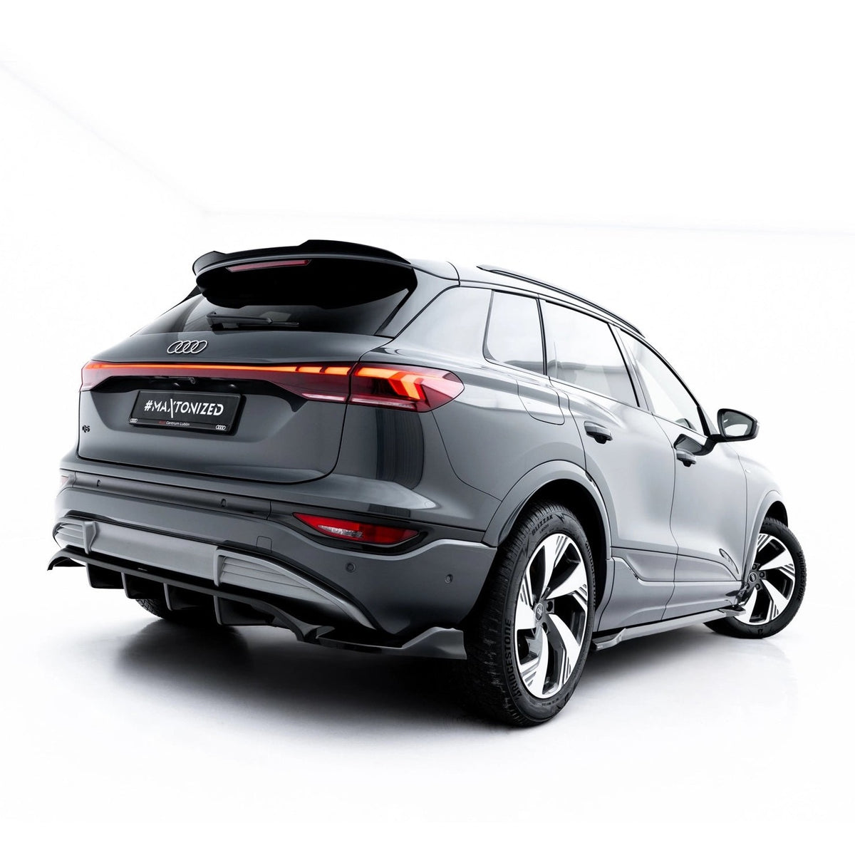 Baksplitter i blank sort ABS til Audi Q6 e-tron S-Line montert på hekken