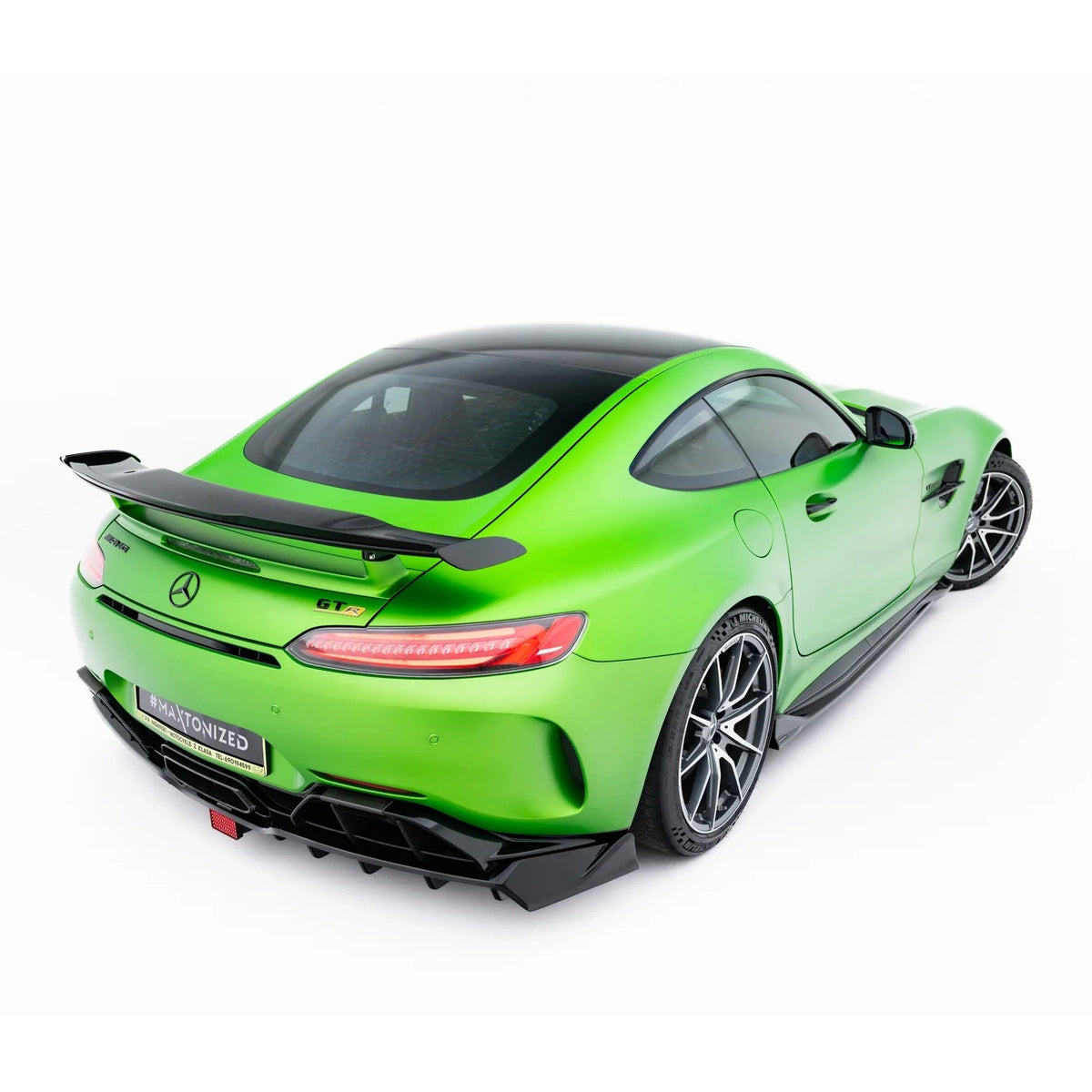 Spoiler cap i blank sort ABS montert på Mercedes-AMG GT R C190 Facelift sett bakfra