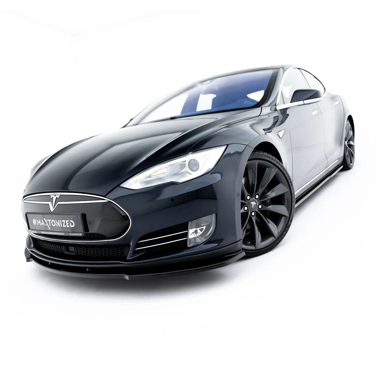Frontsplitter V.2 til Tesla Model S Mk1 i blank sort ABS-plast montert på frontfangeren