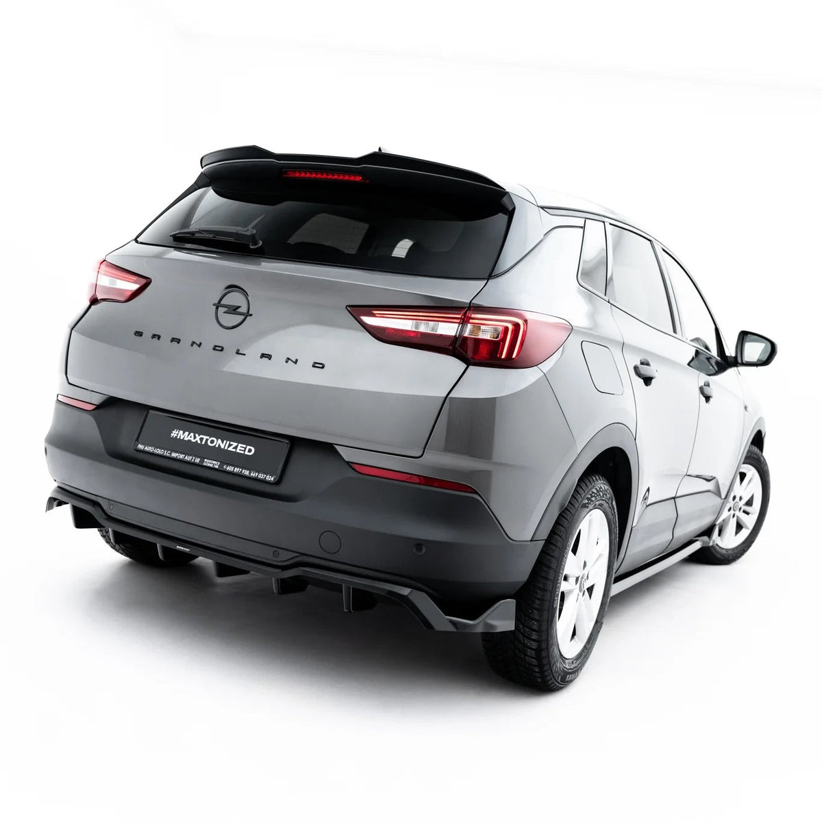 Baksplitter til Opel Grandland Mk1 i blank sort ABS montert på bakfanger