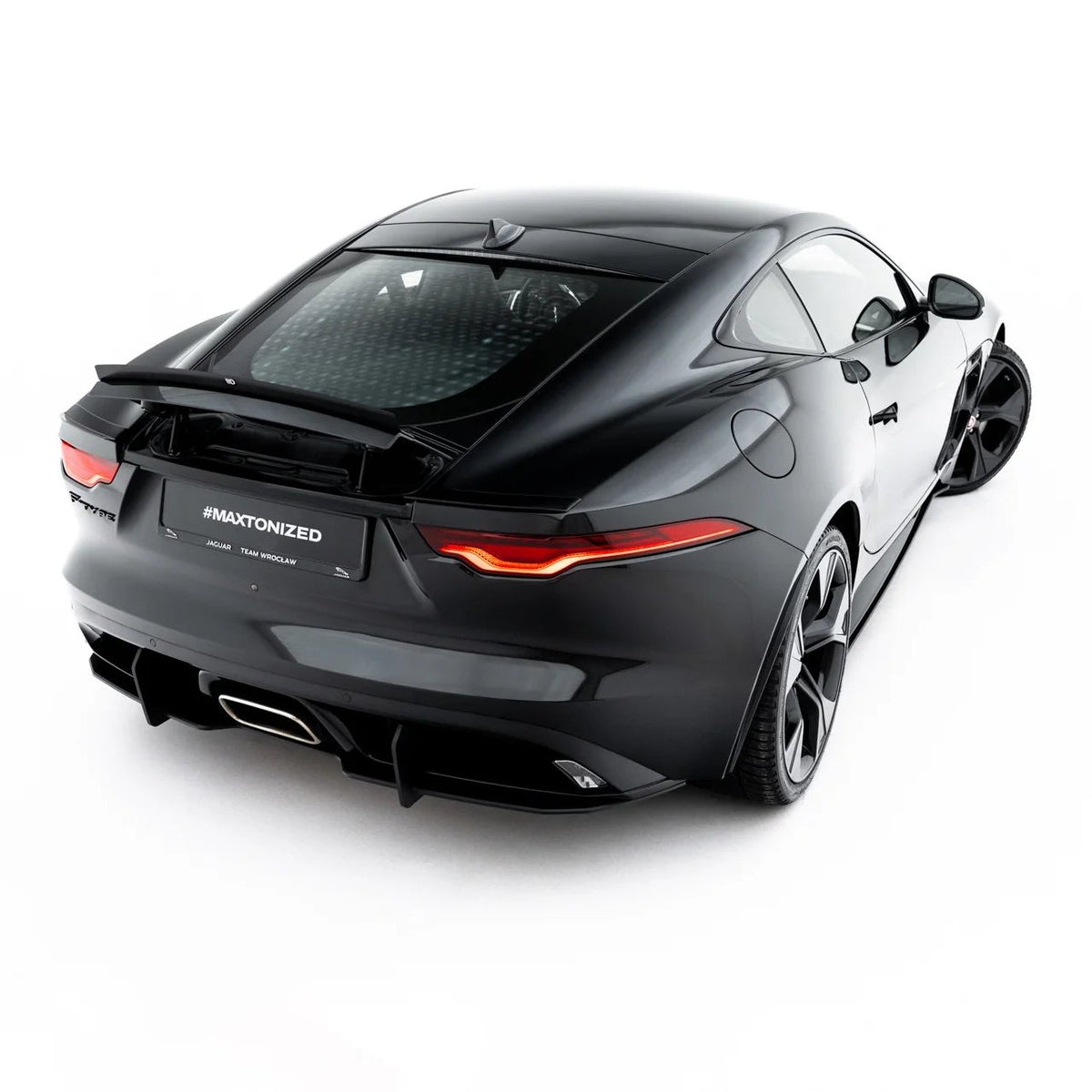 Spoiler Cap i blank sort til Jaguar F-Type X152 Facelift 2 montert på bakluken