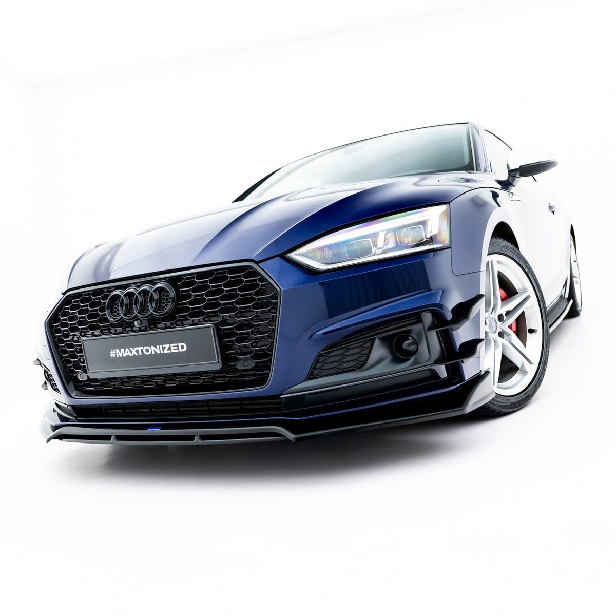 Frontsplitter til Audi S5 Coupe F5 i blank sort ABS montert på støtfanger
