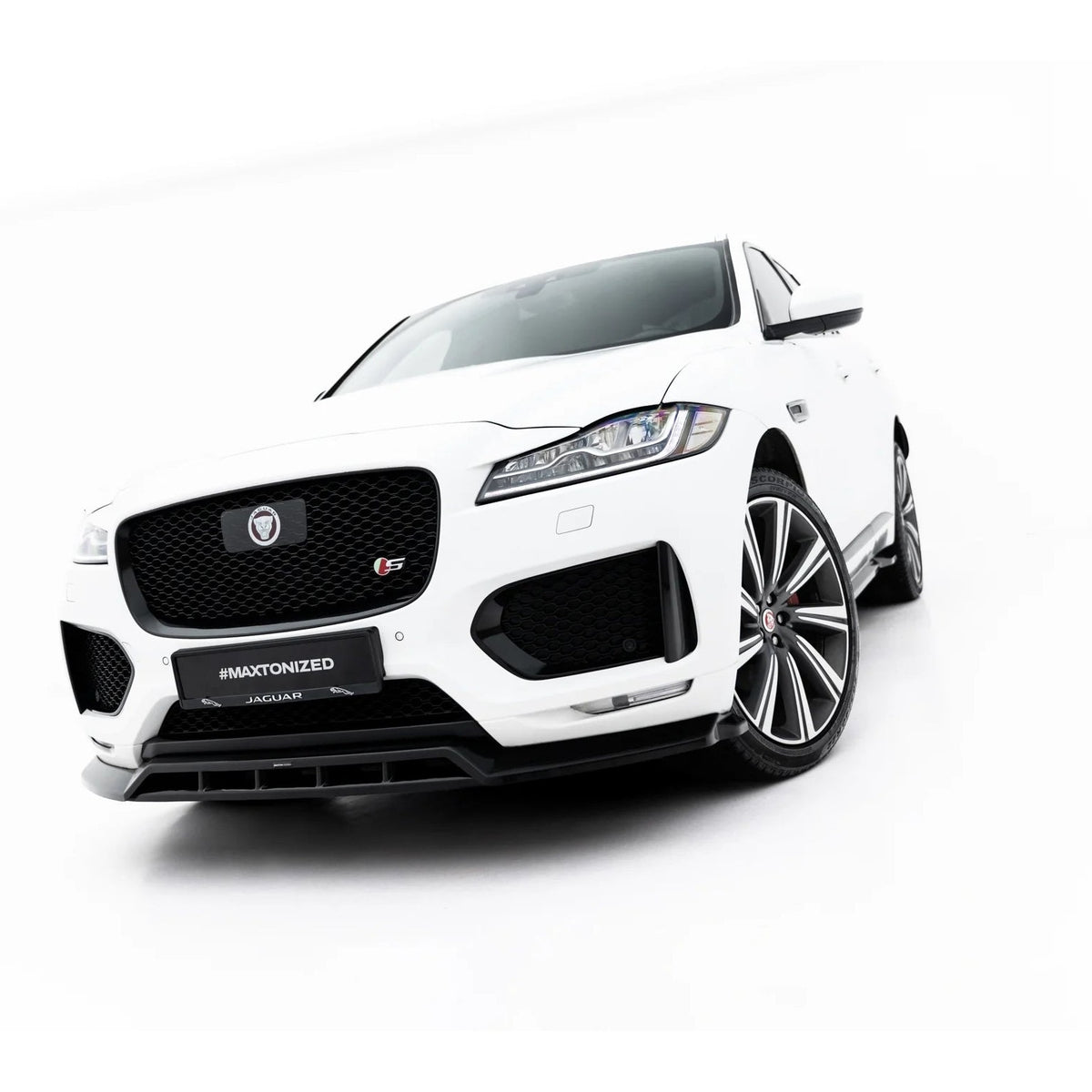Frontsplitter i blank sort ABS til Jaguar F-Pace S X761 montert på frontfanger