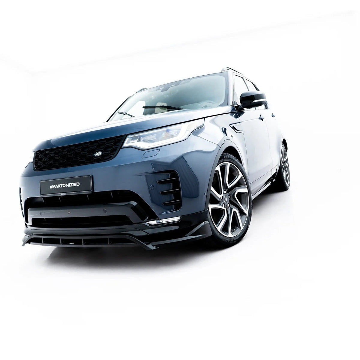 Frontsplitter i blank sort ABS til Land Rover Discovery HSE Mk5 Facelift, sett forfra