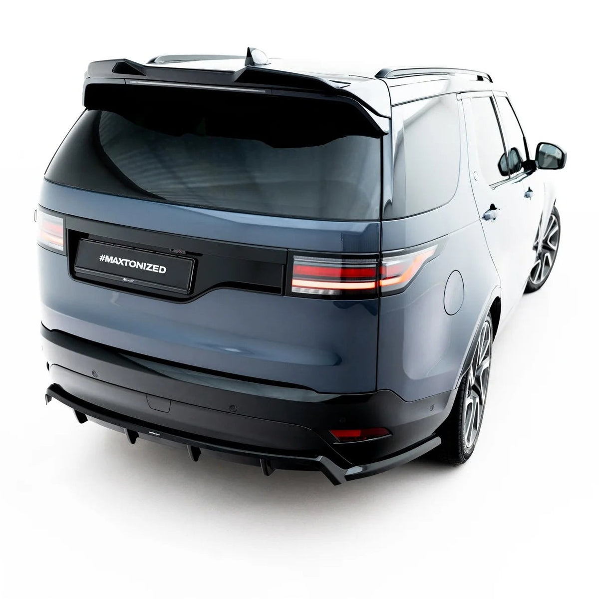 Spoiler Cap 3D i blank sort ABS montert på Land Rover Discovery Mk5 Facelift