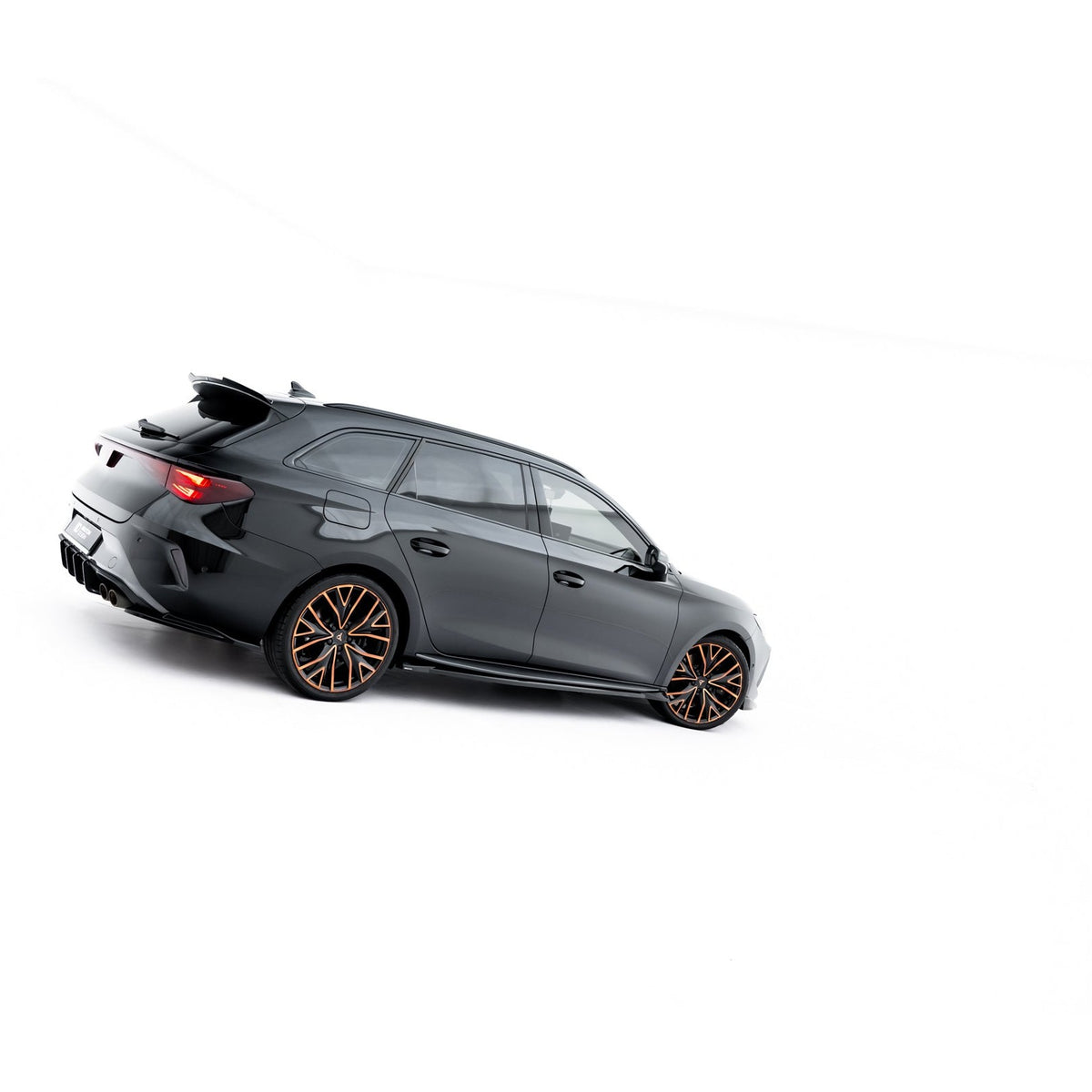 Sideskjørt diffusers V.2 i blank sort ABS til Cupra Leon Mk1