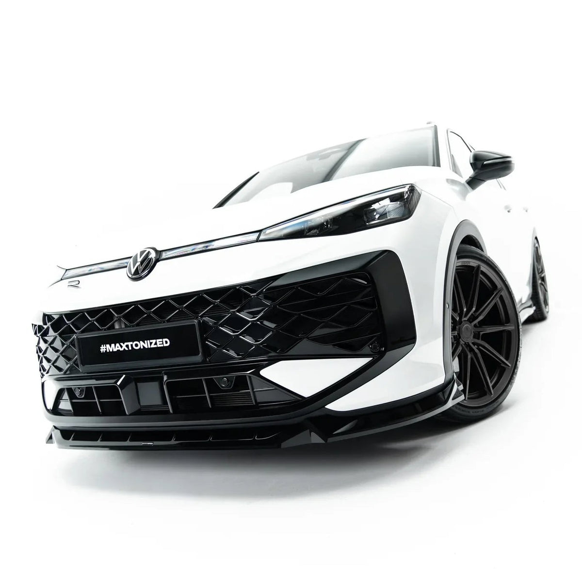 Frontsplitter i blank sort ABS til Volkswagen T-Roc R-Line Mk2 montert på frontstøtfangeren