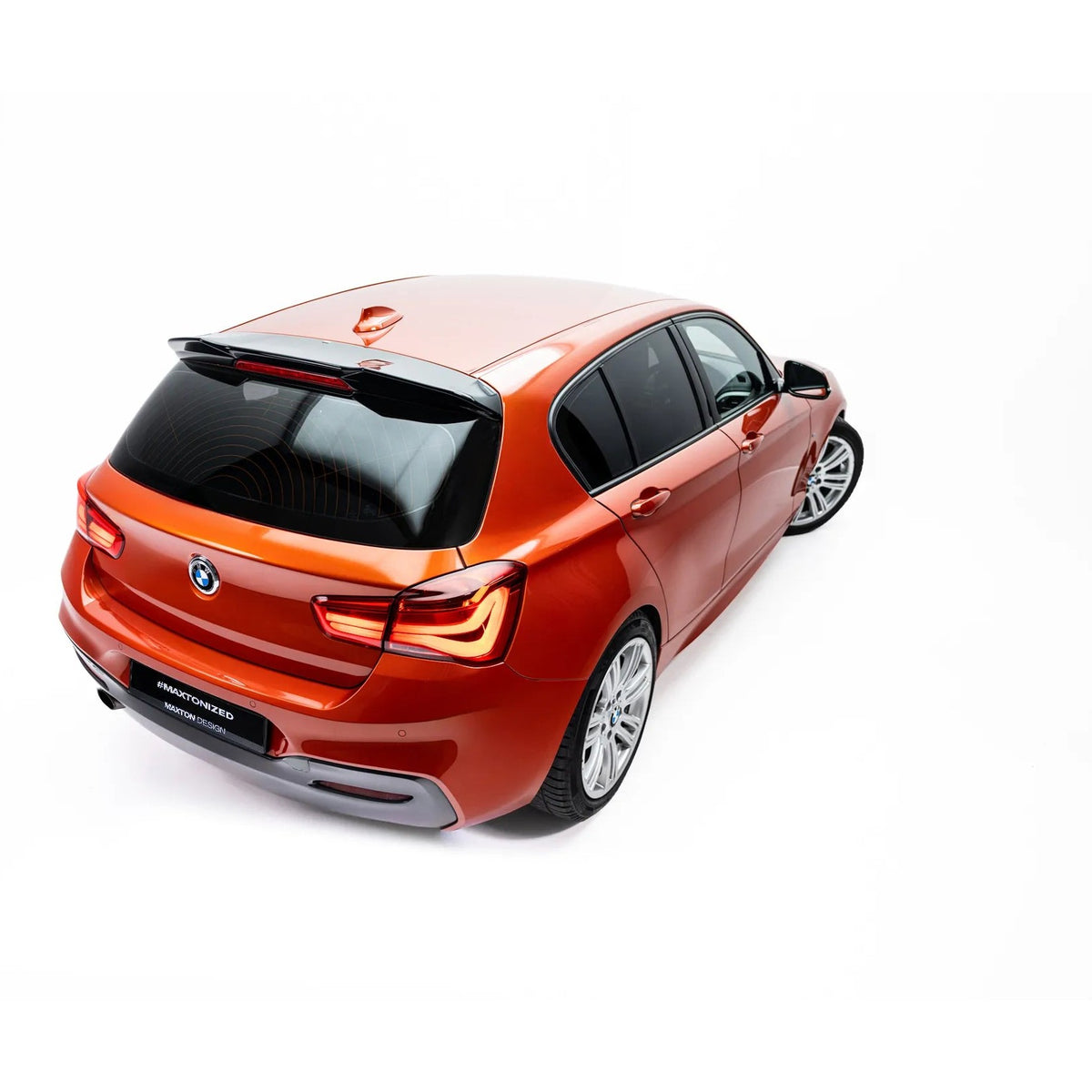 Spoiler Cap 3D til BMW 1-serie F20 i blank sort ABS montert på bagasjeluken
