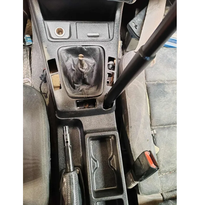 Monteringshull for hydraulisk håndbrekk i BMW E36 Compact originaltunnel