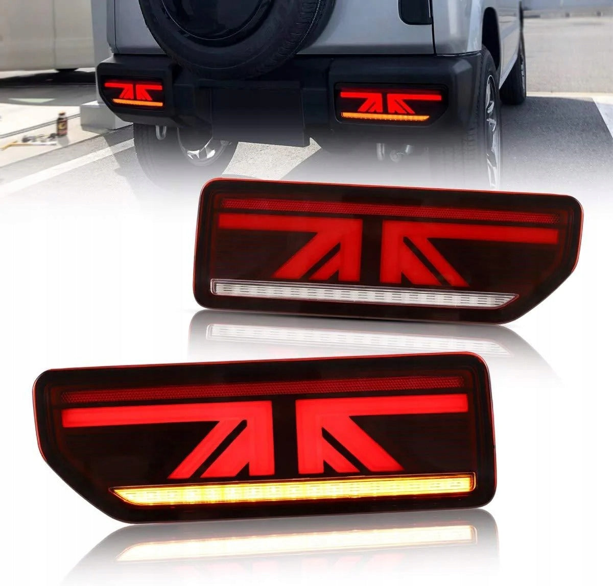Jimny-baklyktpar i rødt glass med tente neon-striper og gul blinklinje.