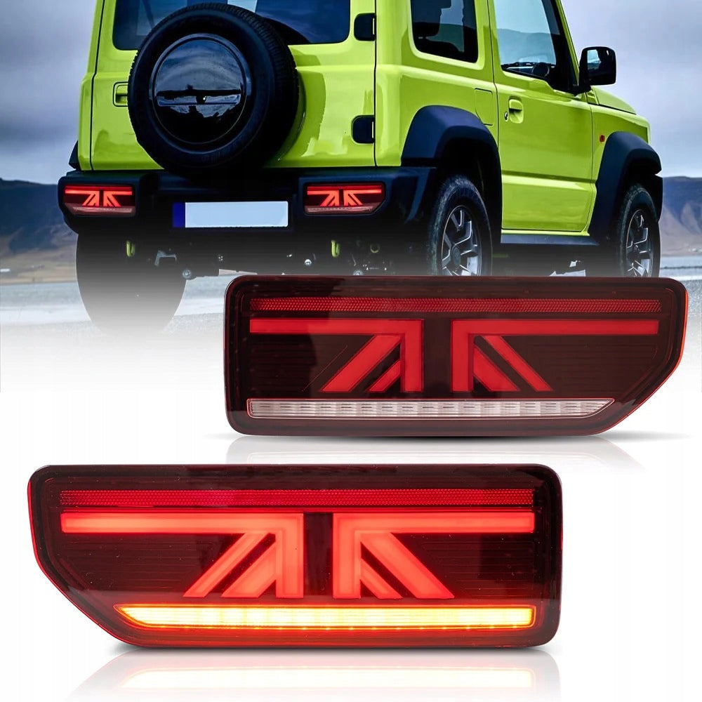 Grønn Jimny bakfra med røde Union Jack-baklykter i støtfangeren.