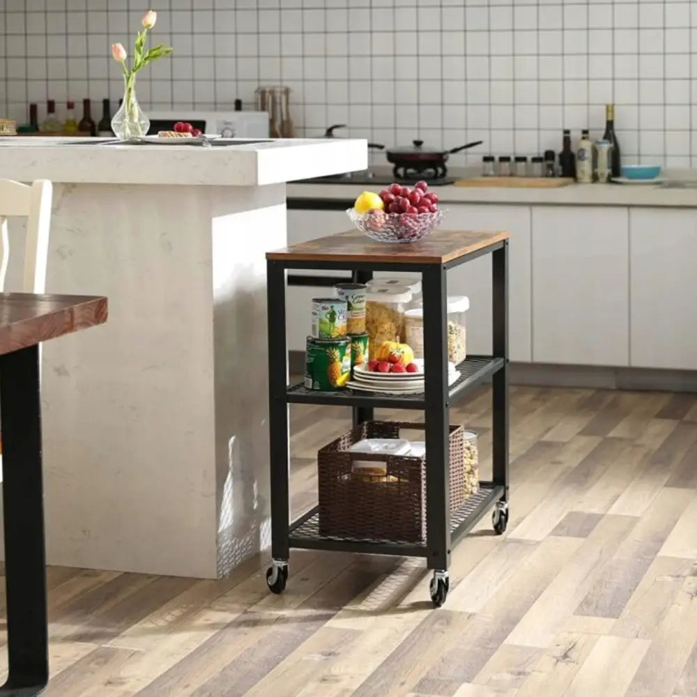 Kjøkkenøy på hjul med svart ramme, treplate og to hyller, sett fra siden fylt med frukt og matvarer.