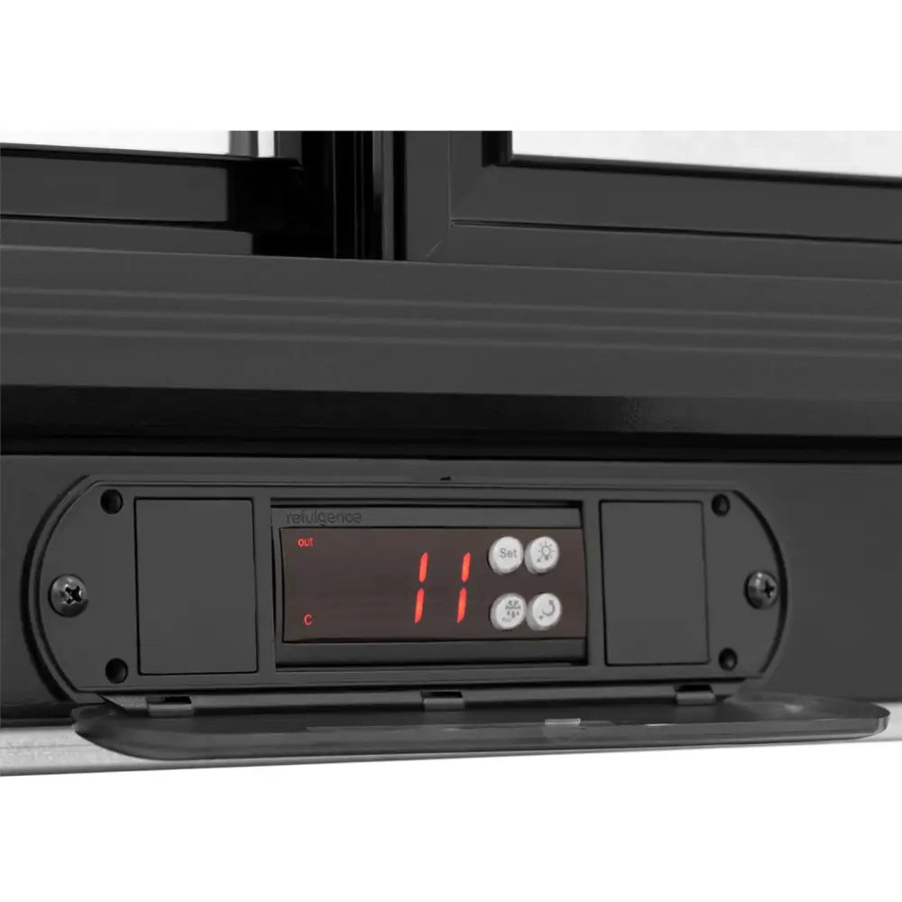 Digitalt kontrollpanel for kjøleskap med rødt LED-display som viser 11, fire hvite knapper og åpen beskyttelsesluke.