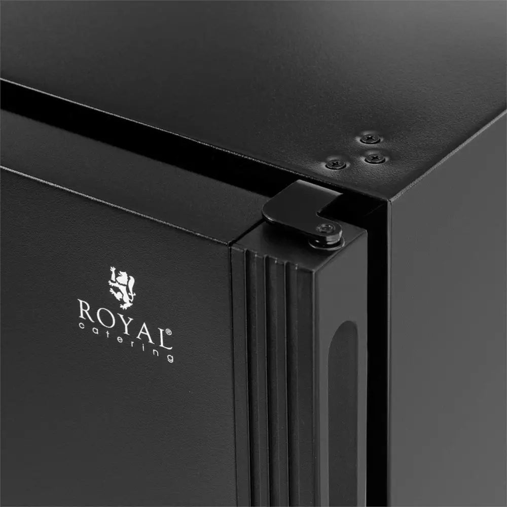 Kjøleskap hotellminibar, nærbilde av sort hengslet hjørne med synlige skruer og preget ROYAL catering-logo.