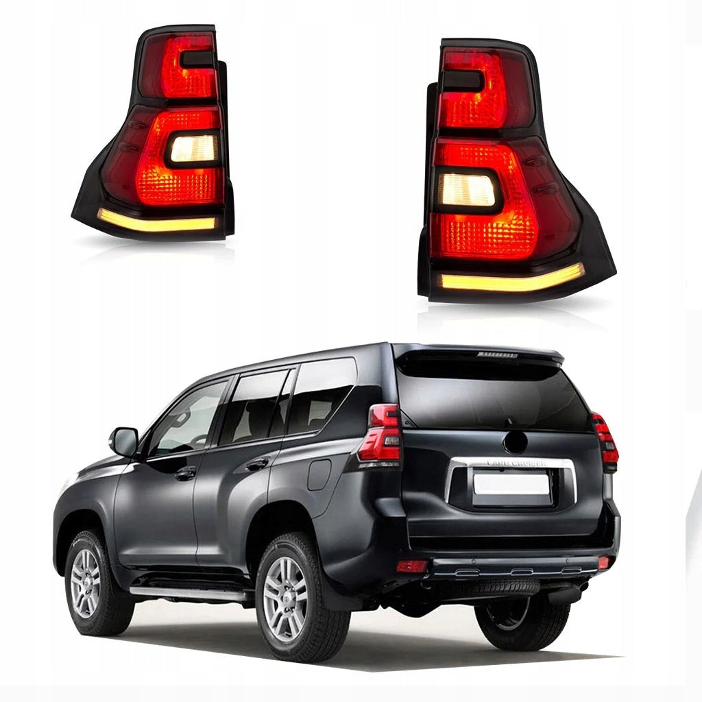 Svart Land Cruiser Prado bakfra med rød/hvite LED-baklykter.