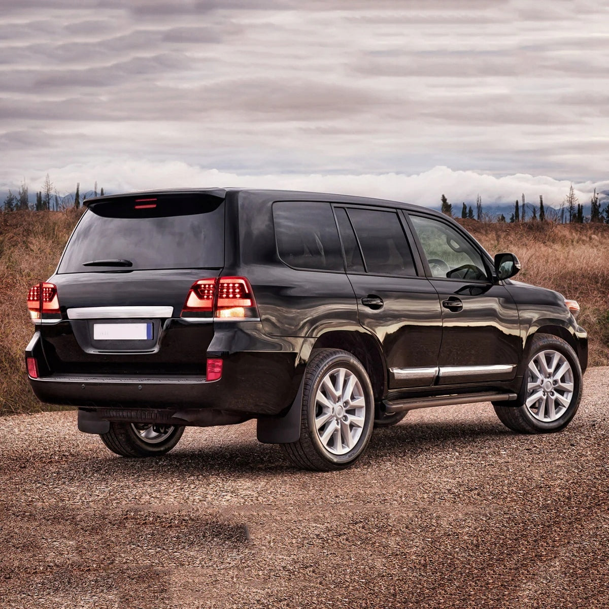 Svart Land Cruiser 200 bakfra med rødrøkte Vland-baklykter.
