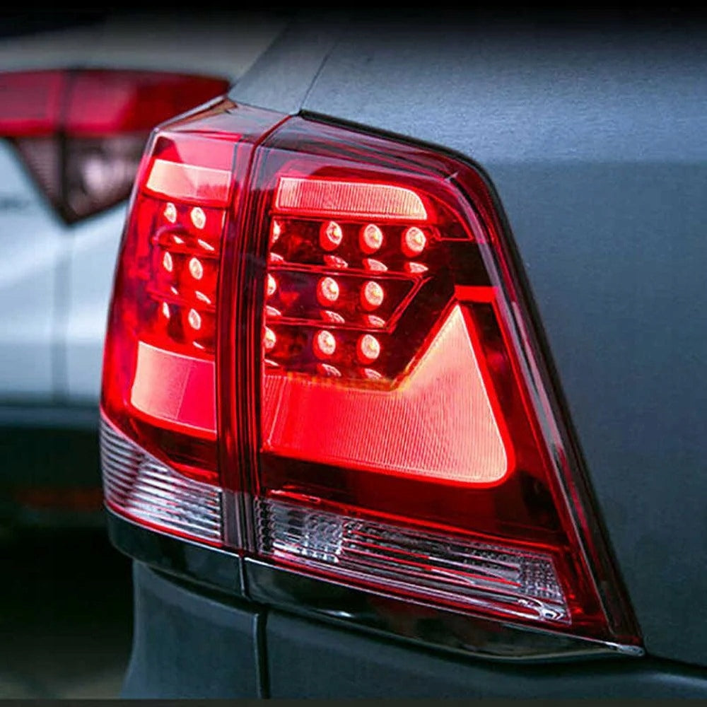 Detalj av rød LED-matrise og klart ryggelysfelt i J200-lykt.