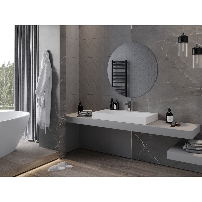 Speil baderom Mexen Alto rundt 90 x 90 cm montert over rektangulær servant i moderne miljø.