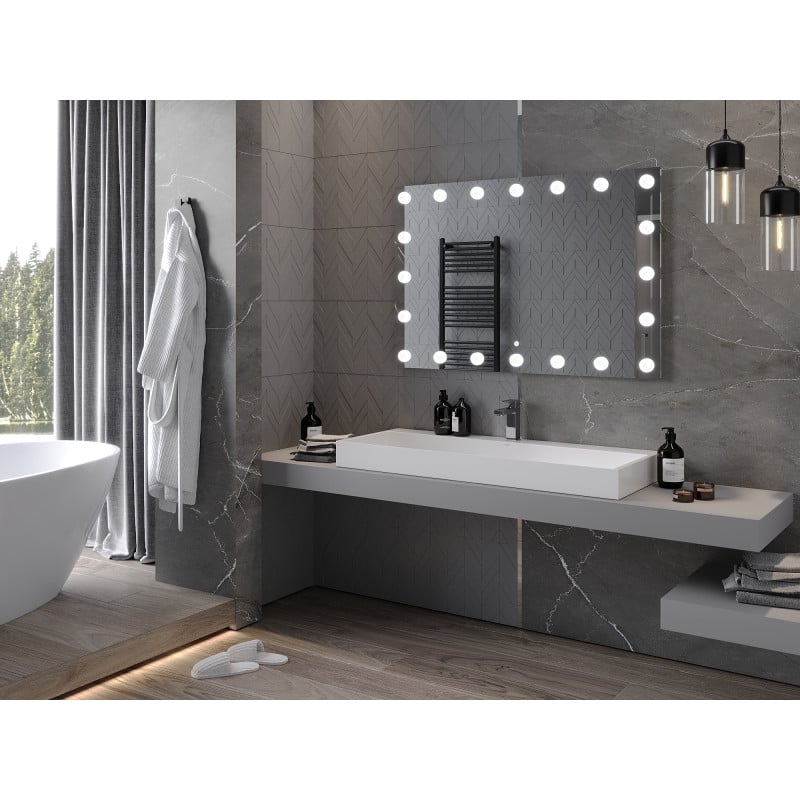 Speil til bad med lys Mexen Dona 120x80 cm i moderne baderom med vask, badekar og grå vegger.