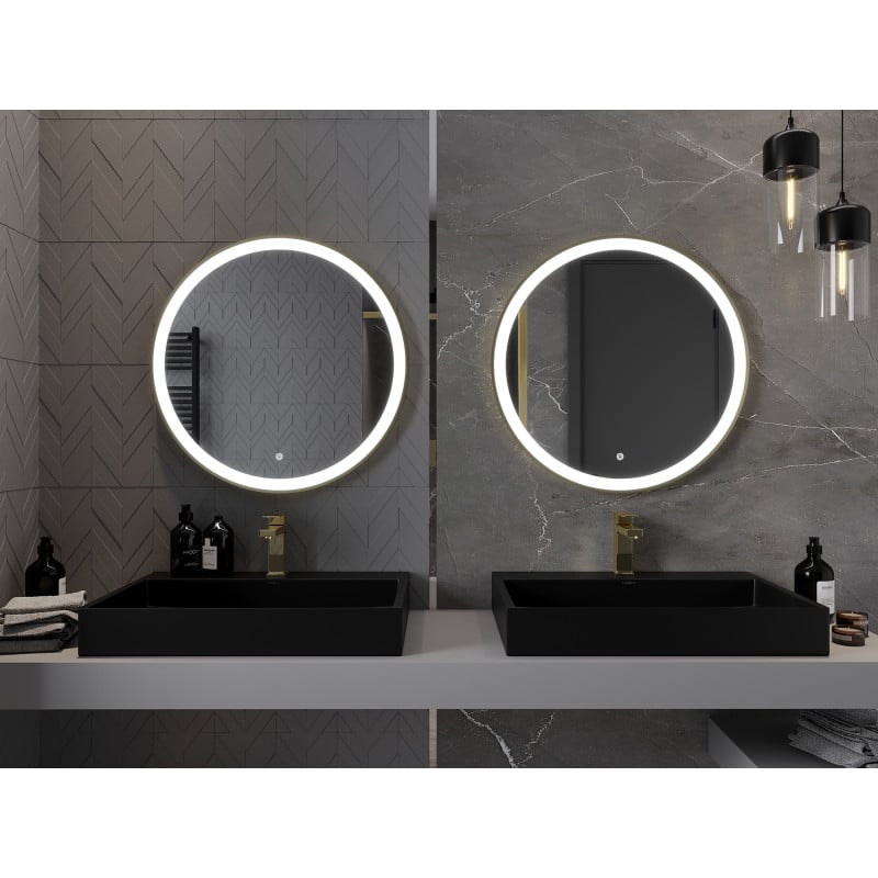 Speil bad med LED-lys rundt og gullramme, montert over dobbel matt svart vask, sett forfra.