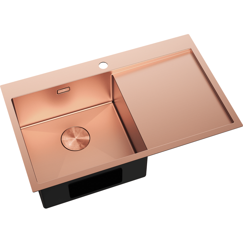 Stål Kjøkkenvask i børstet kobber med stor kum og avrenningsfelt til høyre, sett fra skrått toppvinkel.