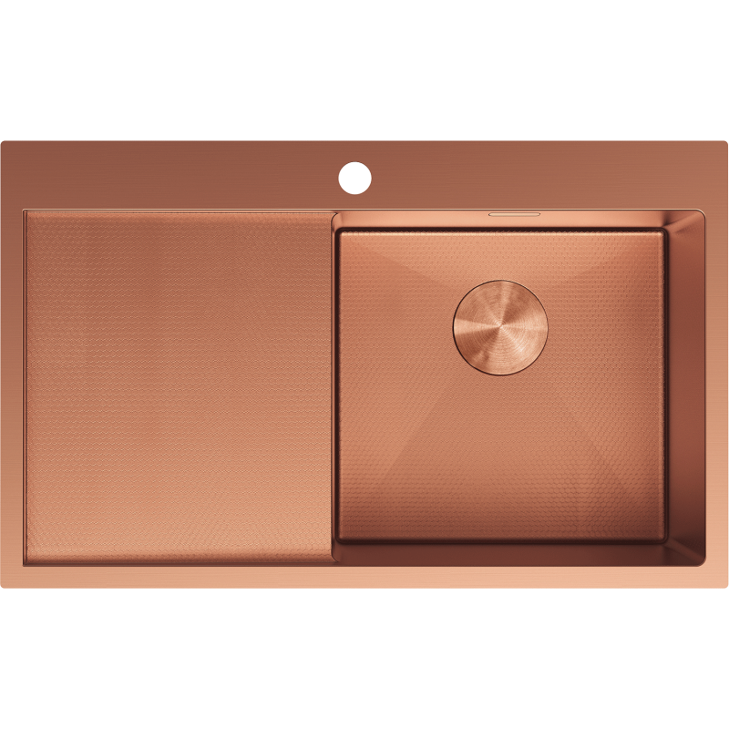 Kjøkkenvask i stål 780 x 480 mm i børstet kobber med én kum til høyre og avrenner til venstre.