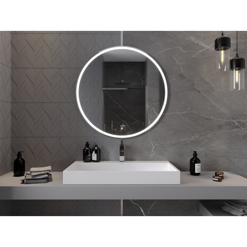 Speil bad rundt LED-speil 90 cm over hvit servant på grå benkeplate med svarte detaljer.
