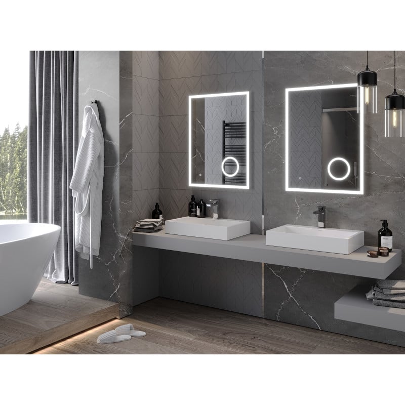 Speil til bad med lys Mexen Kala over to hvite servanter på grå benkeplate i moderne baderom.
