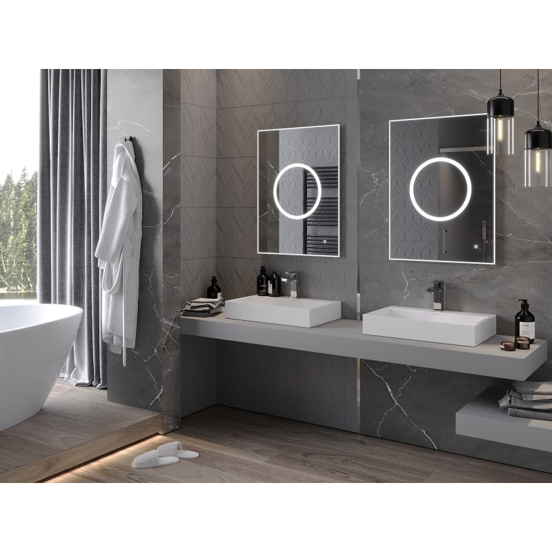 Speil til bad med lys Mexen Koga 60 x 80 cm med LED, over doble hvite vasker i moderne baderom.