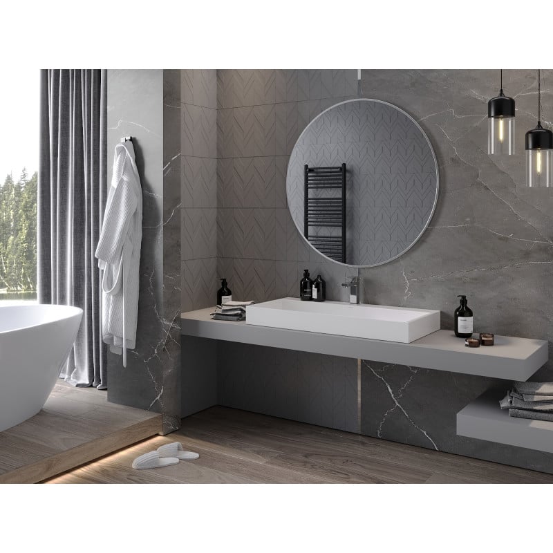 Speil baderom rund Mexen Loft 100x100 cm med inox-ramme på vegg over rektangulær servant.