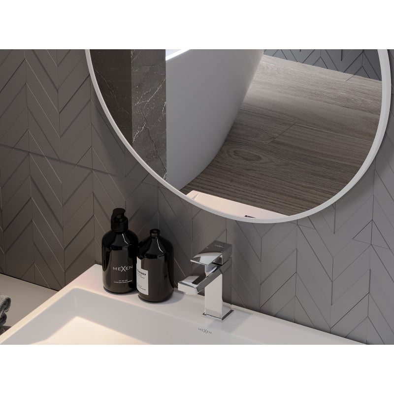 Speil bad rund Mexen Loft 30 x 30 cm med hvit ramme reflekterer gulv og servant med armatur.