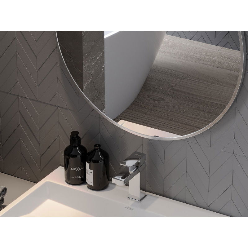 Speil bad rund Mexen Loft 30x30 cm med inox-ramme, reflekterer badekar og moderne servant.
