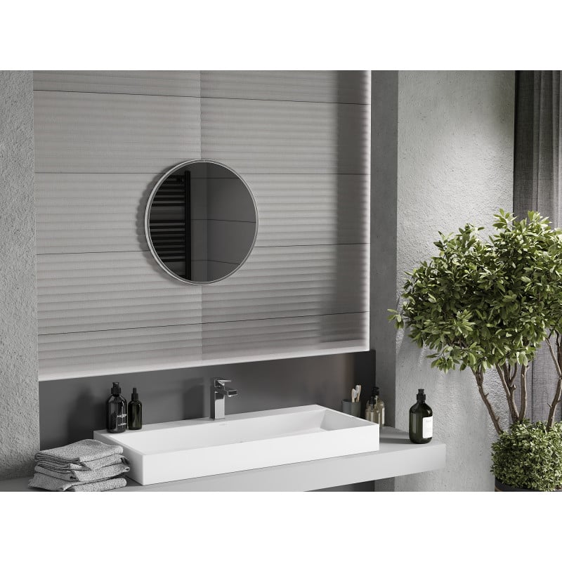 Speil til bad rund Mexen Loft 40 x 40 cm med inox-ramme over hvit servant og krom armatur.