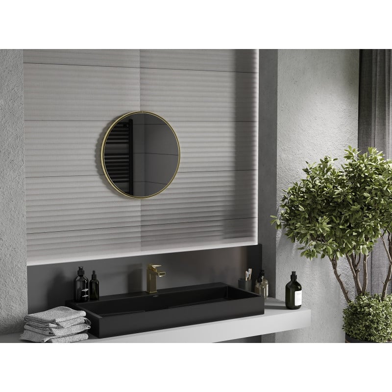 Speil til bad rund Mexen Loft 55 x 55 cm med tynn gullramme, over svart servant og gullarmatur.