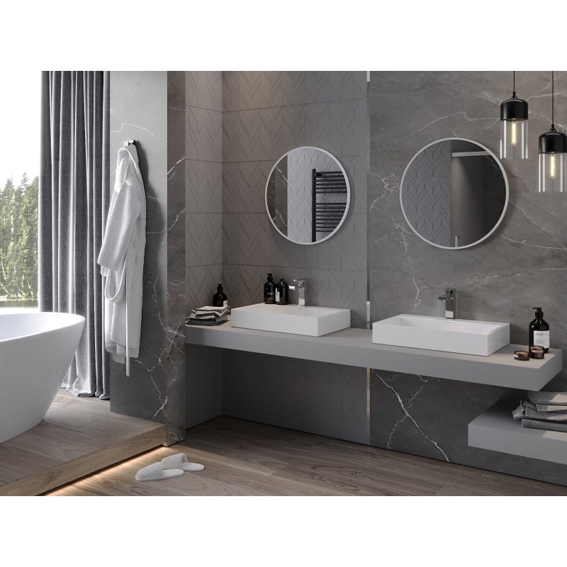 Speil baderom rund Mexen Loft 60 x 60 cm med hvit aluminiumsramme over to vasker.