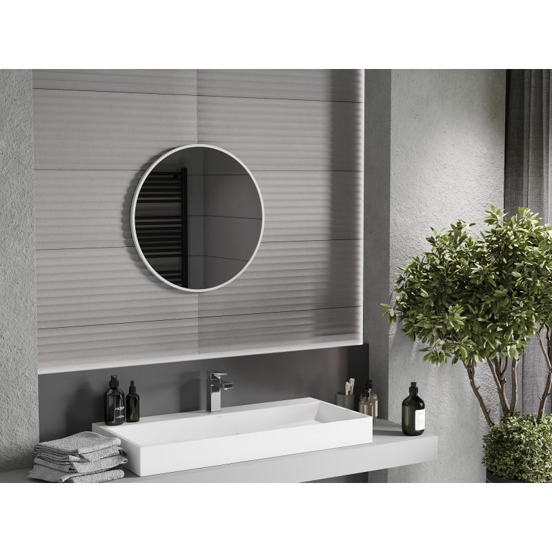 Speil til bad med rektangulær hvit servant, krom kran og tilbehør på grå benk.