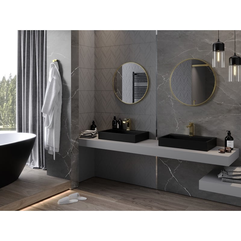 Speil baderom rund Mexen Loft 60 x 60 cm med gullramme over sorte servanter og grå benkeplate.