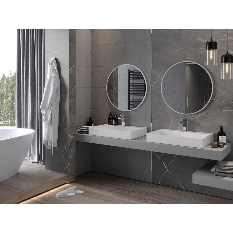 Speil baderom rund Mexen Loft 70x70 cm med hvit ramme over grå benkeplate og to servanter.