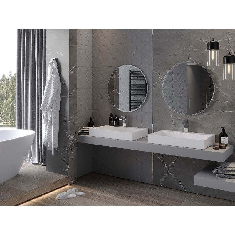 Speil baderom rund 70 cm med inox-ramme over to hvite vasker og grå marmorvegger.