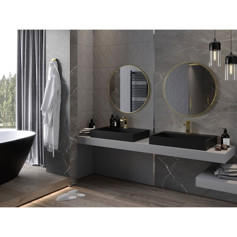 Speil baderom rund Mexen Loft 75 x 75 cm med gullramme, montert over sorte servanter.