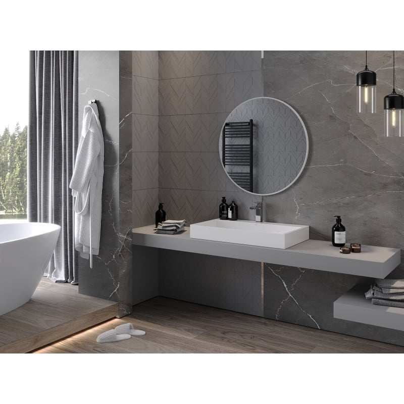 Speil baderom rund 80 x 80 cm med hvit ramme, montert over hvit servant og grå veggpaneler.