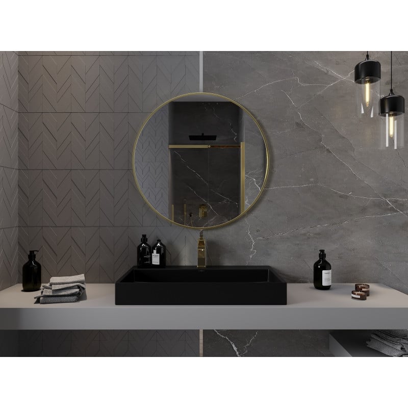 Speil til baderom rund 80 x 80 cm med gullramme, montert over sort servant og grå marmorfliser.