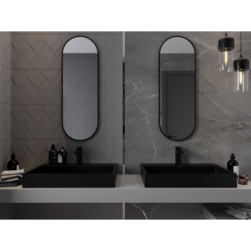 Speil til baderom ovalt Mexen Loft 100 x 35 cm med svart aluminiumsramme over sorte servantvasker.
