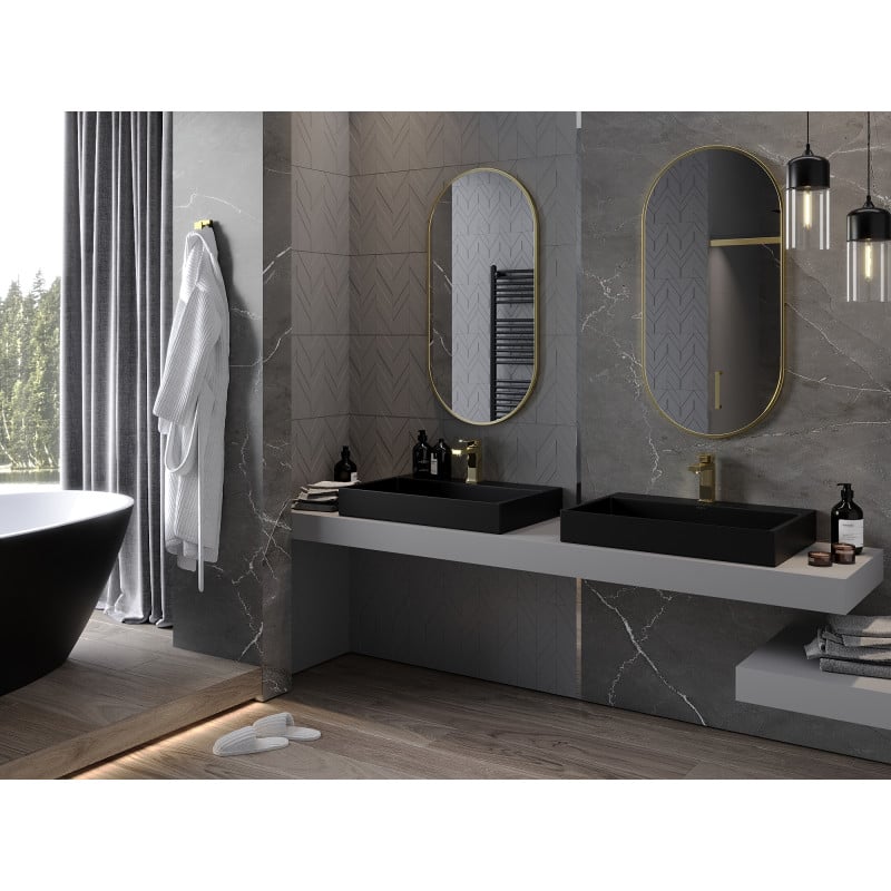 Speil baderom ovalt 100 x 50 cm med gullramme, montert over svarte vasker og grå benkeplate.