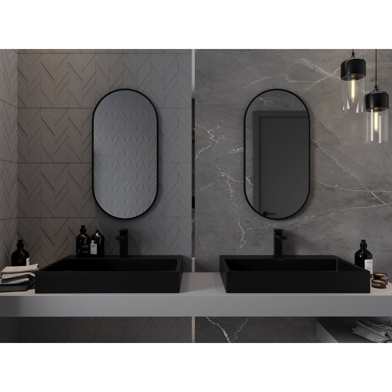 Speil til baderom ovalt Mexen Loft 80 x 40 cm med svart ramme over servanter i moderne bad.