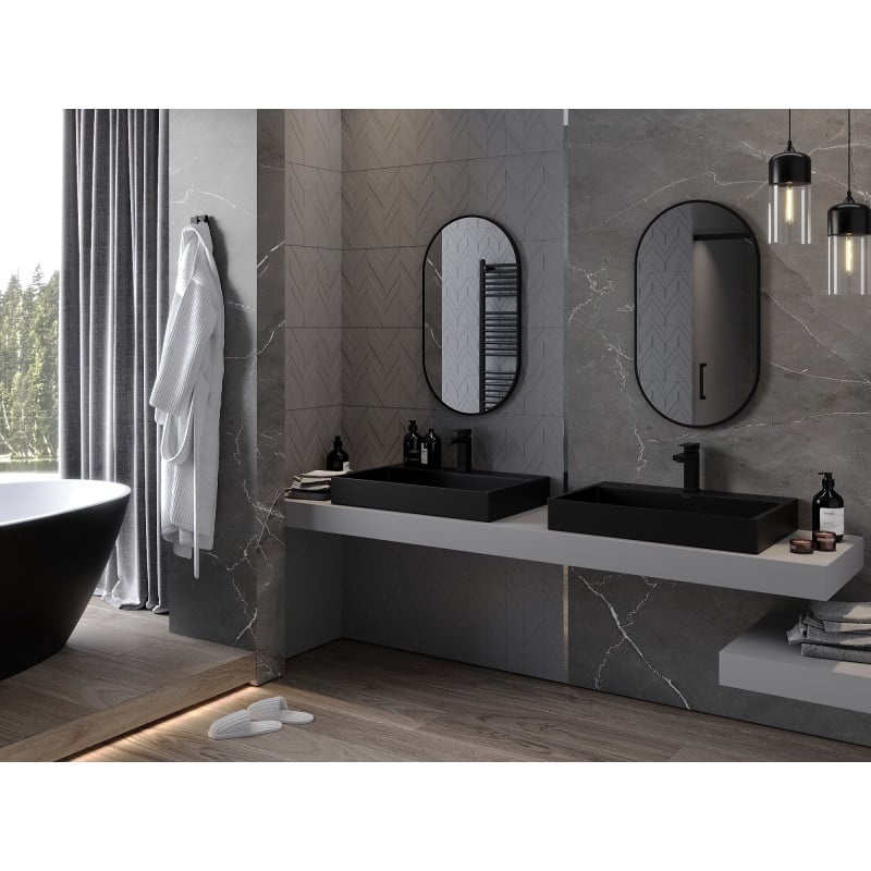 Speil baderom ovalt 80 x 45 cm med svart ramme over doble servantvasker på lys benkeplate.