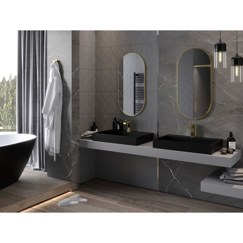 Speil baderom oval 90 x 45 cm med gullramme, montert over sorte vasker og grå benkeplate.