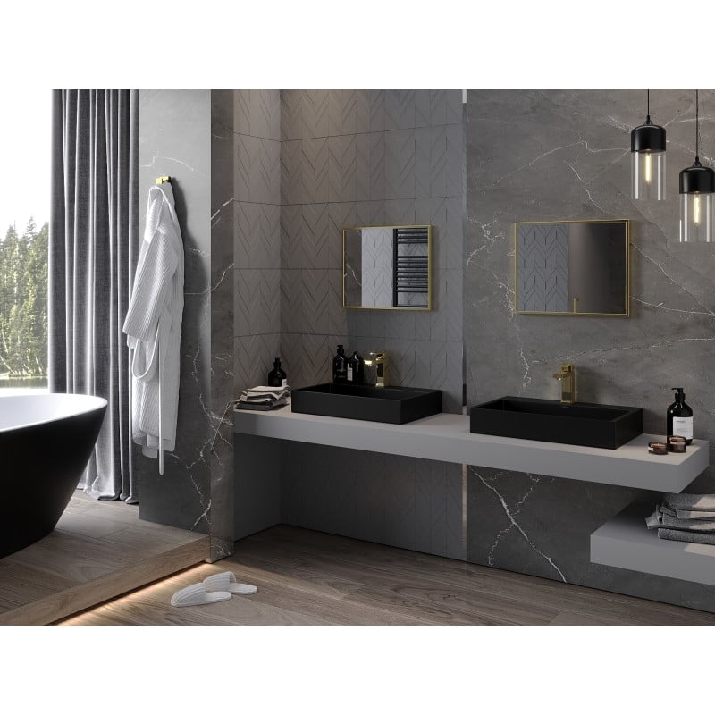 Speil baderom Mexen Loft rektangulært 50 x 40 cm med gullramme over sorte vasker og gullkraner.