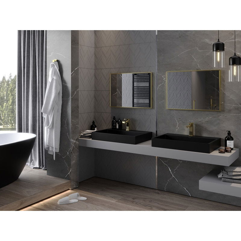 Speil baderom 70 x 50 cm rektangulært med gullramme over svarte vasker og marmormønstrede veggfliser.