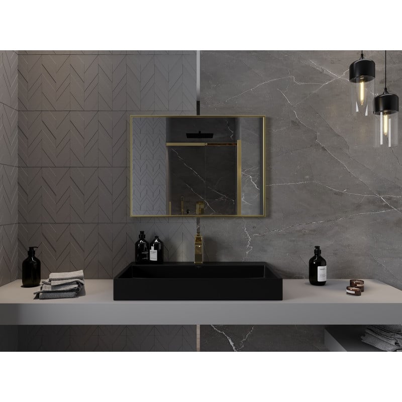 Speil til baderom Mexen Loft 80 x 60 cm med tynn gullramme over svart vask og marmormønstrede vegger.